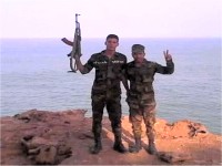 Des élements du Polisario posent en Kalachnikov à El Guerguerat sur la (…) 
